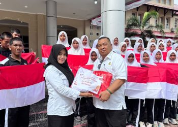 Sambut HUT Ke-81 RI, Pemkab Nagan Raya Bagikan 3.000 Bendera Merah Putih