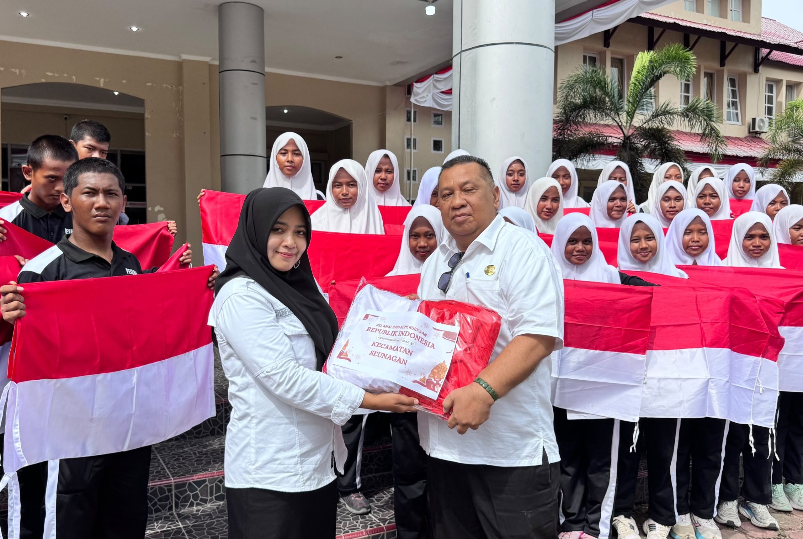 Sambut HUT Ke-81 RI, Pemkab Nagan Raya Bagikan 3.000 Bendera Merah Putih