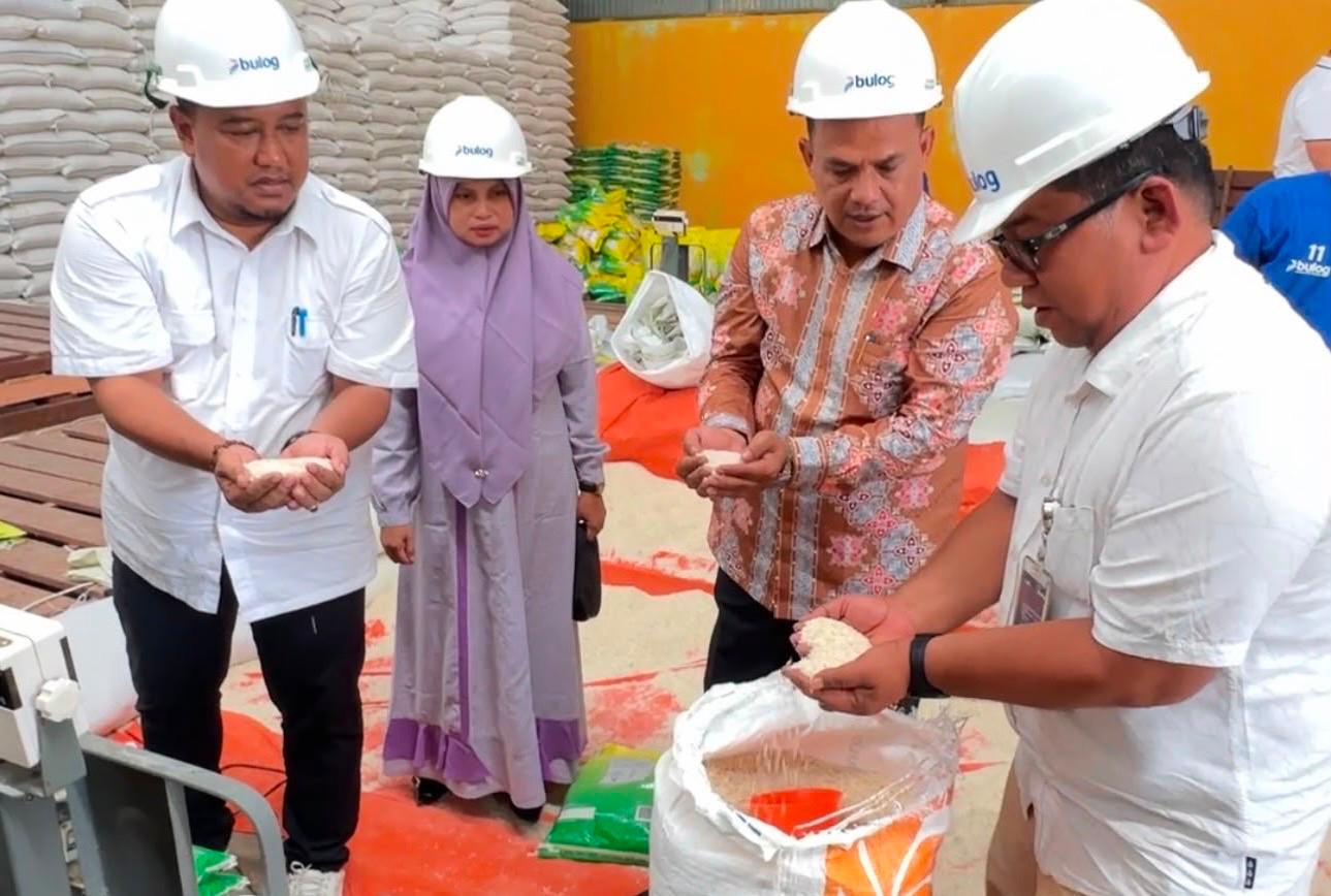 Plt. Kepala Dinas Pertanian Dan Pangan Pidie Jaya, Muhammad Nur, Sedang Meninjau Langsung Kondisi Beras