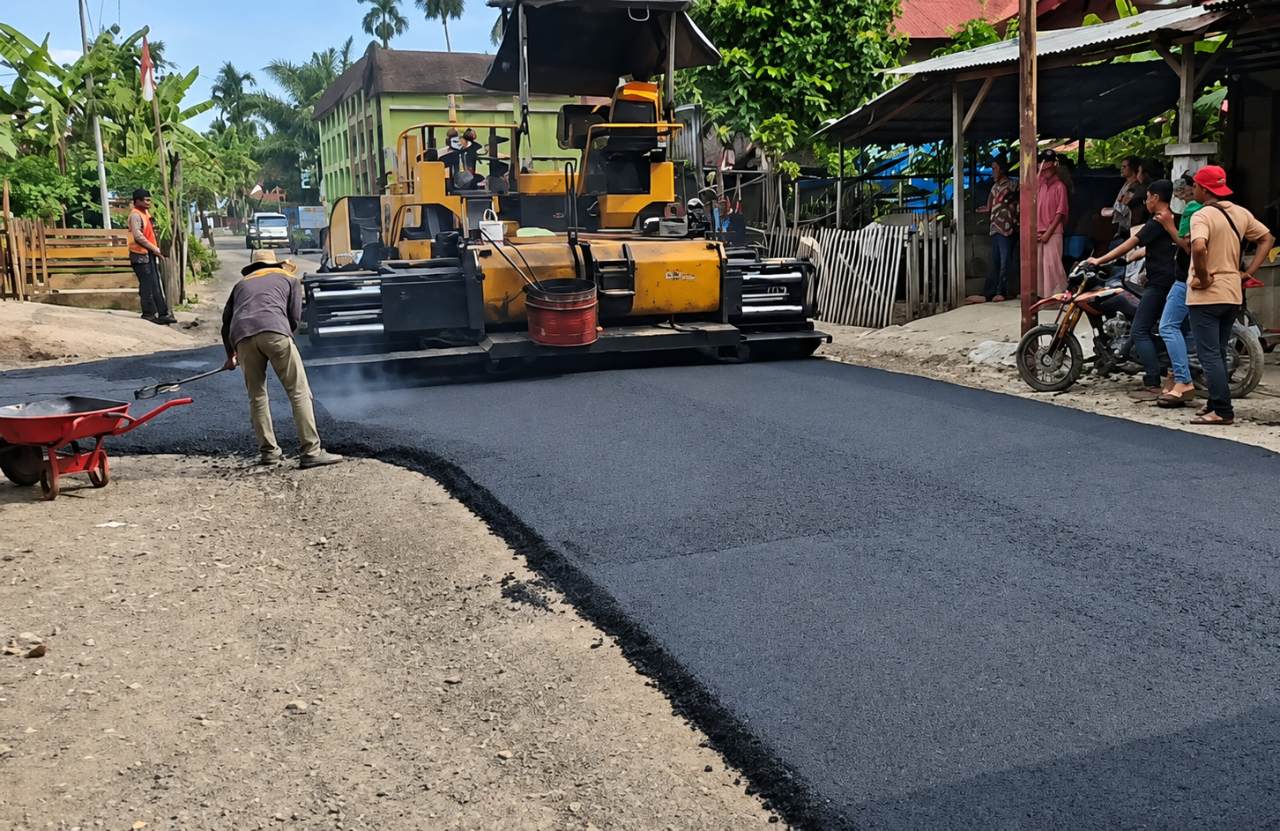 Pemkab Aceh Barat Aspal Jalan Penghubung Pulo Teungoh–Keutambang Pascabanjir