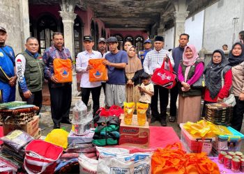 Bupati Tarmizi Serahkan Bantuan Masa Panik Korban Kebakaran