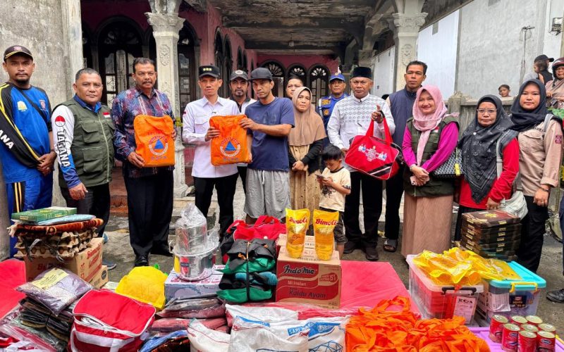Bupati Tarmizi Serahkan Bantuan Masa Panik Korban Kebakaran
