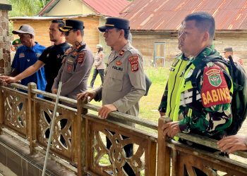 Disela Bakti Sosial, Kapolres Pidie Jaya Ziarah ke Makam Tgk Abdullah Syafi’i dan Bagikan Bendera Merah Putih