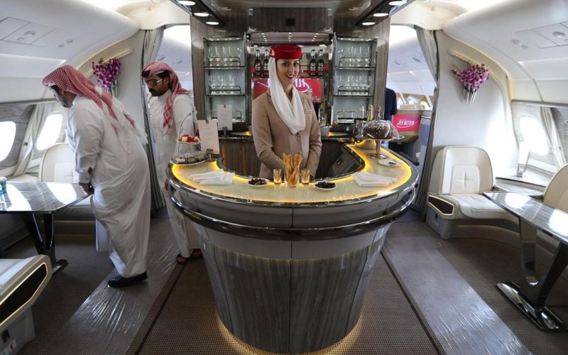 Pesawat jumbo Airbus A380, salah satu pesawat penumpang terbesar di dunia sempat mampir di Indonesia. Simak penampakannya. 