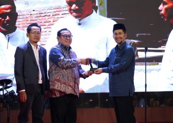 Wagub Aceh Fadhlullah Raih Penghargaan Tokoh Penguat Ekonomi Syariah