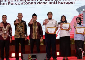 Dek Fadh Bersama Wakil Ketua KPK Serahkan Penghargaan Desa Antikorupsi kepada 15 Gampong di Aceh