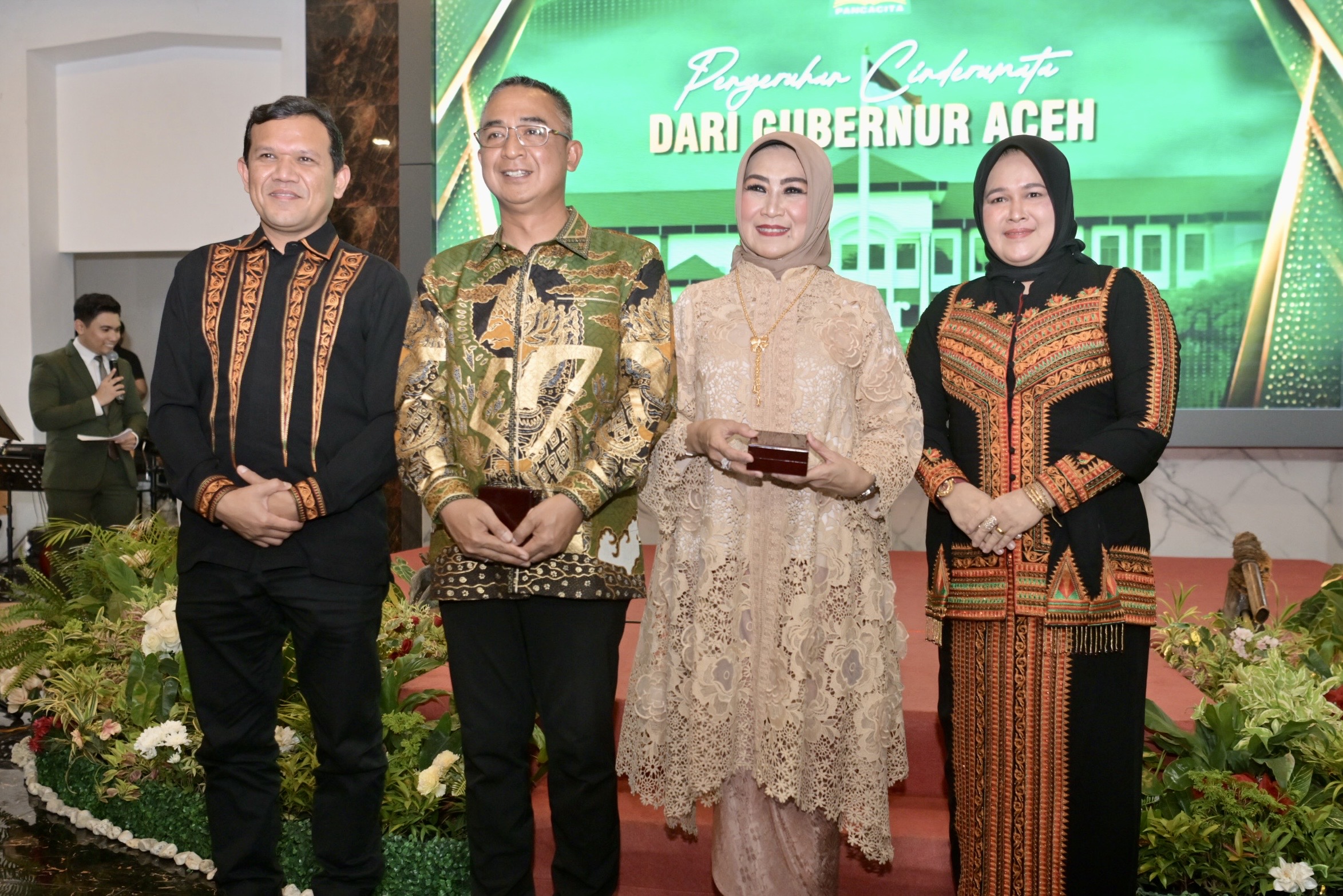 Sertijab Pangdam Iskandar Muda, Wagub Dek Fadh Serahkan Cinderamata